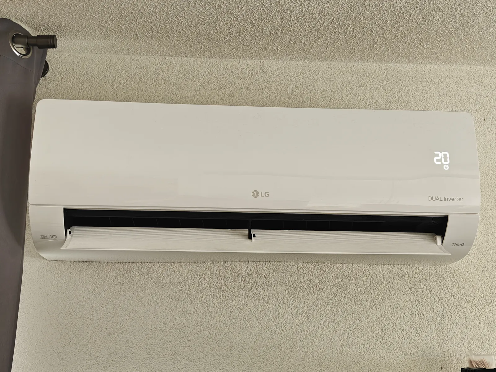 LG airco-binnenunit hoog aan de wand geplaatst
